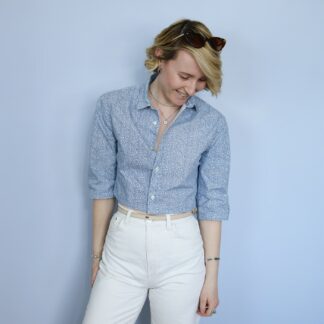 chemise crop top fond blanc motif cachemire bleu. manche trois quart. Photo sur modèle portée sur un pantalon blanc.