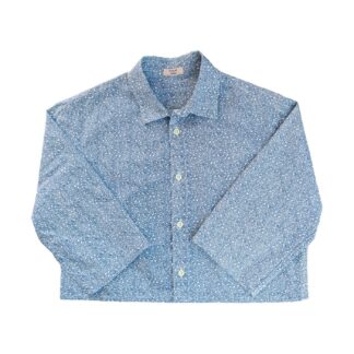 Chemise crop top fond blanc motif cachemire bleu. Manche trois quart. Boutons blancs. Photo photo à plat vue de face..