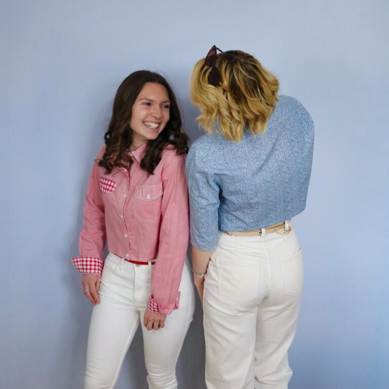 Mannequins souriant en portant les chemises Aglaé crée