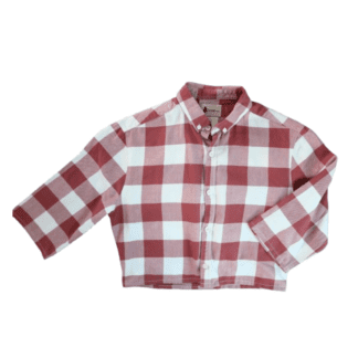chemise crop top vue de face. Imprimé plaid fond blanc avec carreaux rouge-vieux rose. Photo à plat.