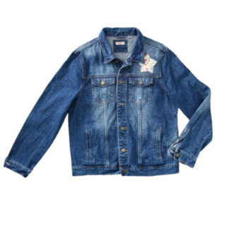 Blouson jean stone avec motif fleur sous le col. Tissu à fleur apparent dans les découpes du motif. Photo à plat. Vue face.