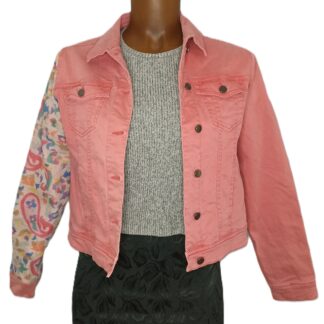 Blouson "type blouson jean" rose customisé. Une manche fond blanc imprimé couleurs acidulées. Photo sur mannequin, vue face.