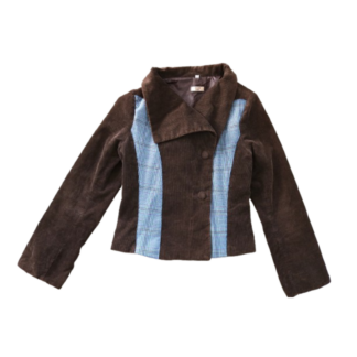 Veste velour chocolat customisée par application de tissu écossais à fond bleu. Deux applications devant. Boutons velour. Col châle. Photo à plat. Vue devant.