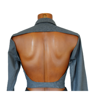 Chemise dos nu. Fin quadrillage blanc sur fond noir. Manches longues. Dos entièrement dégagé sauf une mince bande aux éapules en en bas du dos. Photo sur mannequin. Vue dos.