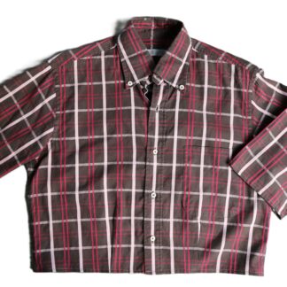 Chemise crop top motif écossais à lignes rose vif et rose clair sur fond chocolat. Boutons blancs. Manches trois quart. Photo à plat vue de face.