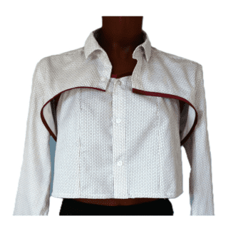 Ensemble caraco court + cache épaule fond blanc avec petits motifs bordeaux. Decolléte sur le caraco et bas du cache épaule réhaussés par un biais bordeaux. Photo sur mannequin, vue de face.