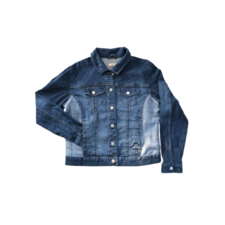 Blouson en jean stone customisé par application de tissu écossais fond bleu. Deux applications sur le devant. Photo à plat. Vue face.