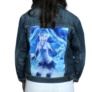 Blouson jean brut avec application personnage de manga, tons bleu, au dos. Photo porté vue dos.