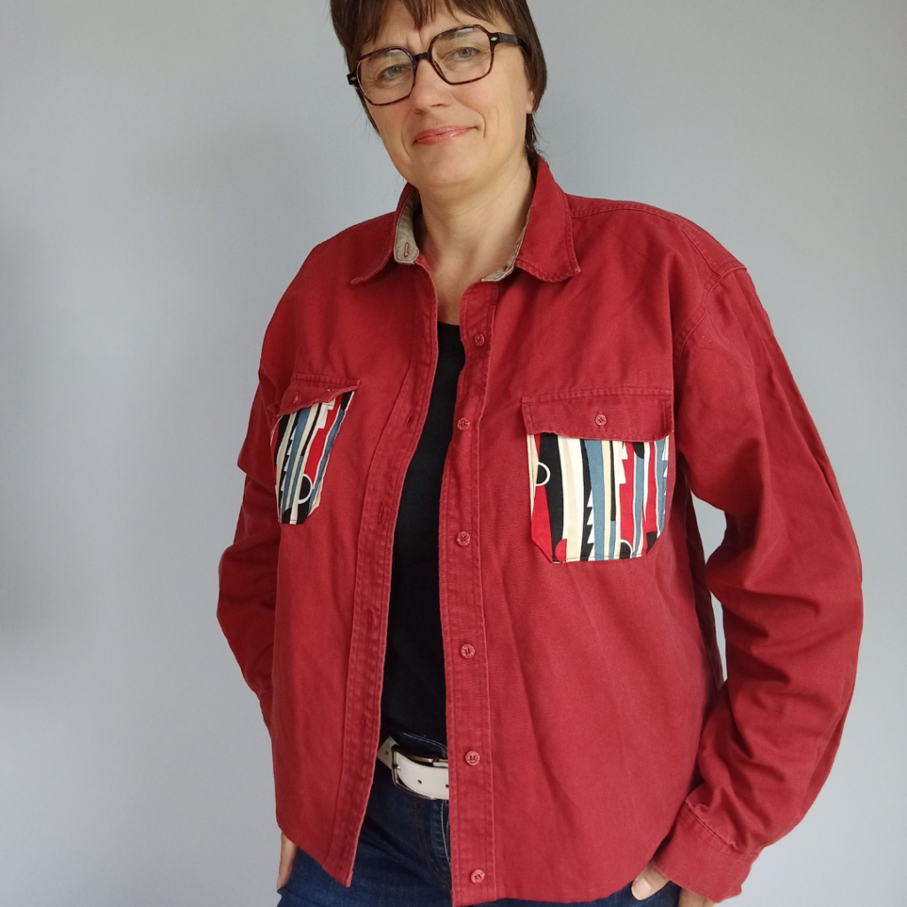 Surchemise/veste bordeaux. Poches en soie. Photo portée. Vue face.