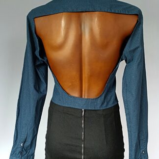 Chemise dos nu. Fin motif blanc sur fond bleu. Manches longues. Dos entièrement dégagé sauf une mince bande aux épaules en en bas du dos. Photo sur mannequin. Vue dos.