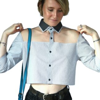 Crop top ajouré aux épaules, finement rayé gris et blanc. Col chemise gris. Manches trois quart. Porté. Vue face.