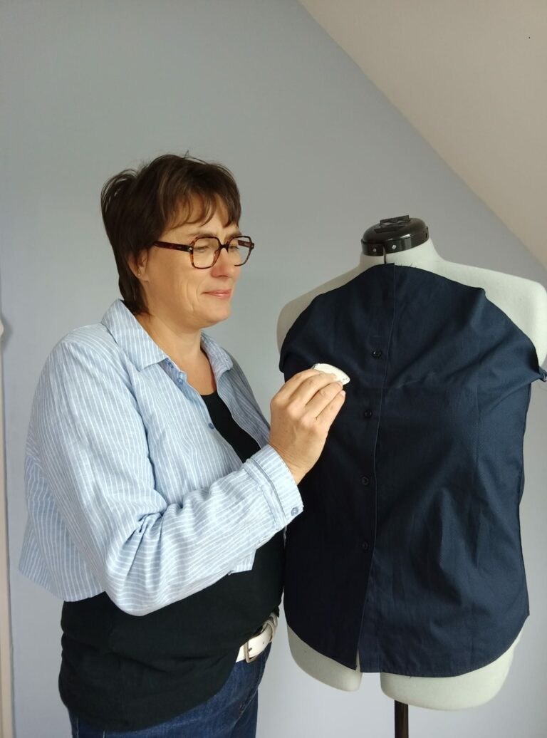 Portrait de la créatrice travaillant une chemise