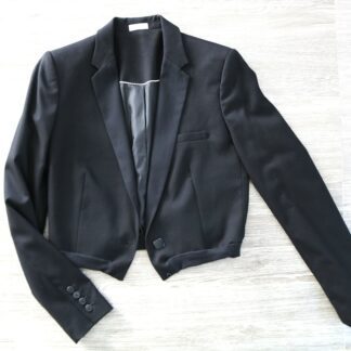 Veste noire courte, effet bombers. Col tailleur. Photo à plat. Vue face.