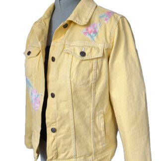 veste en denim jaune beurre frais customisée par application de tissu découpé en forme de cercle et de triangle