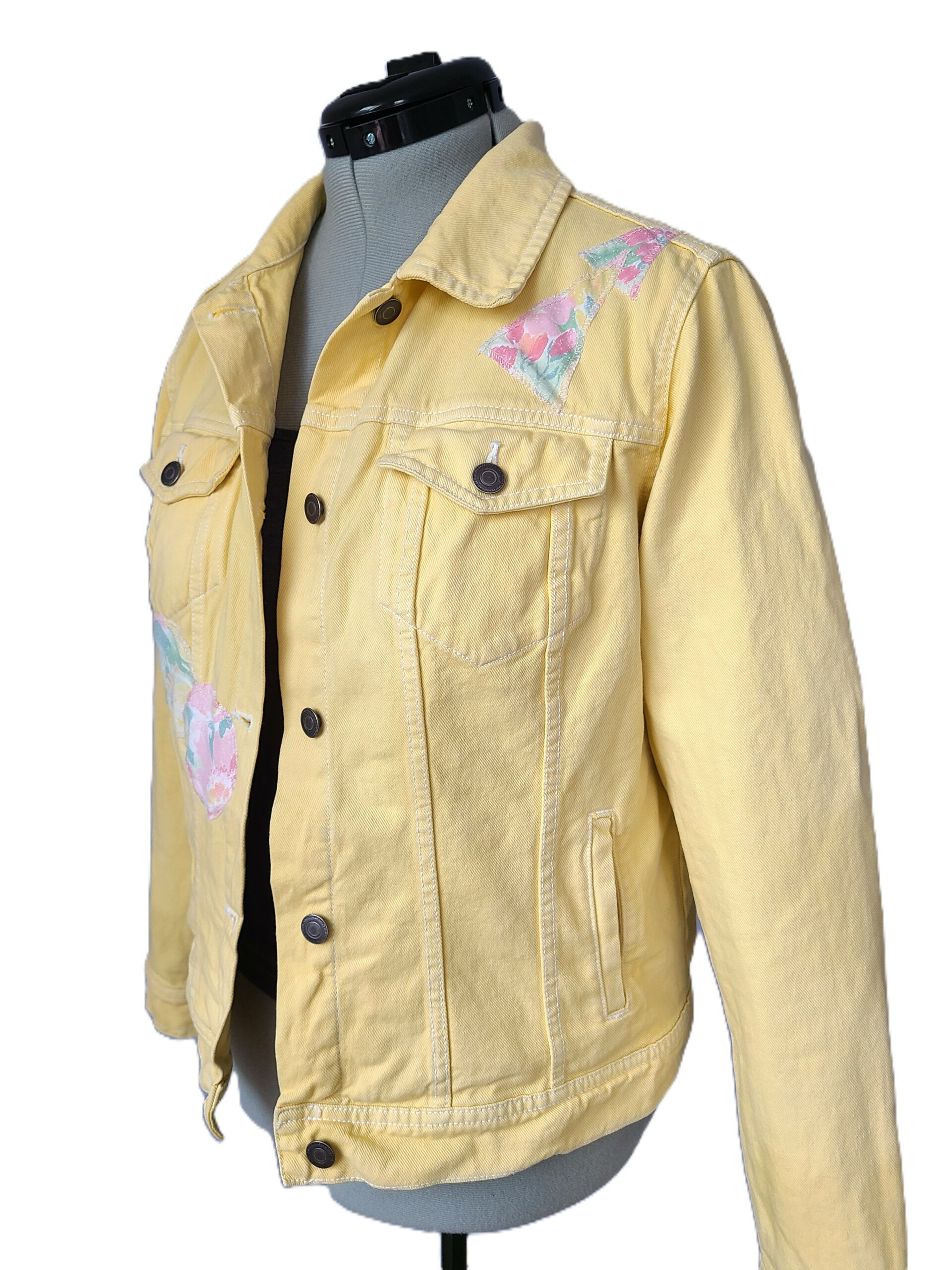 veste en denim jaune beurre frais customisée par application de tissu découpé en forme de cercle et de triangle